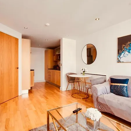 Primedoorstep Deluxe Apt, River Canal View& Free Parking! * 利兹