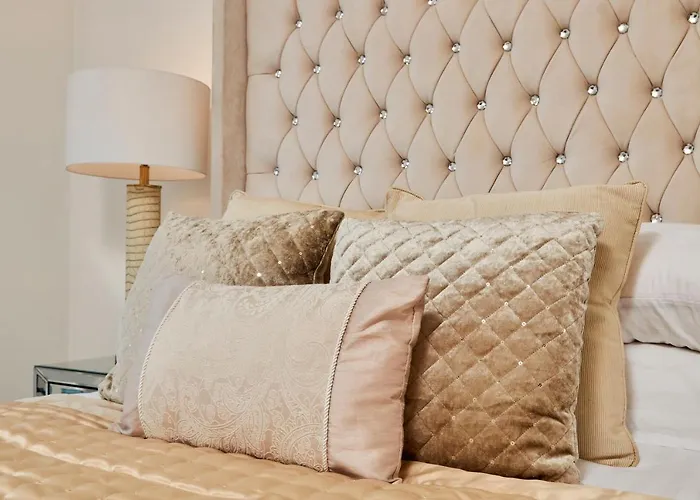 Primedoorstep Deluxe Apt, River Canal View& Free Parking!