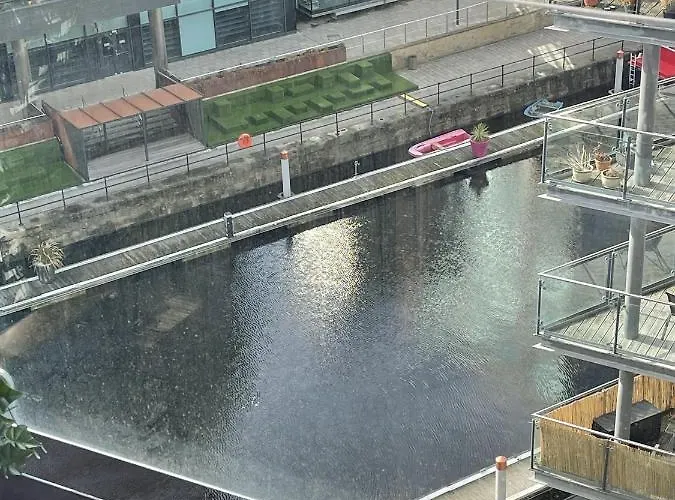 Primedoorstep Deluxe Apt, River Canal View& Free Parking! Apartamento