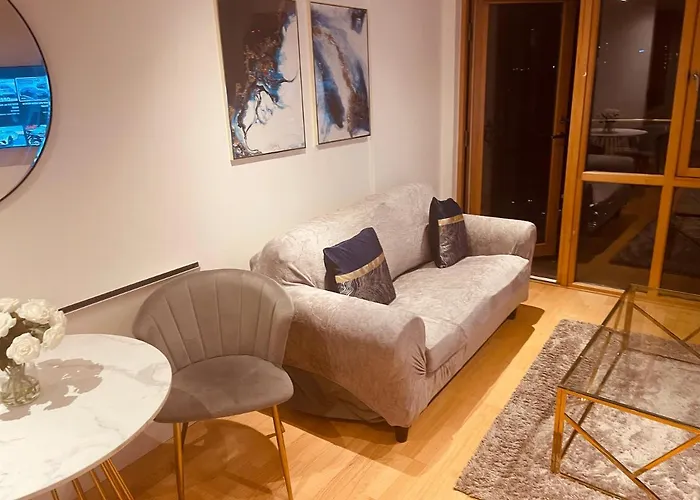 Primedoorstep Deluxe Apt, River Canal View& Free Parking! *